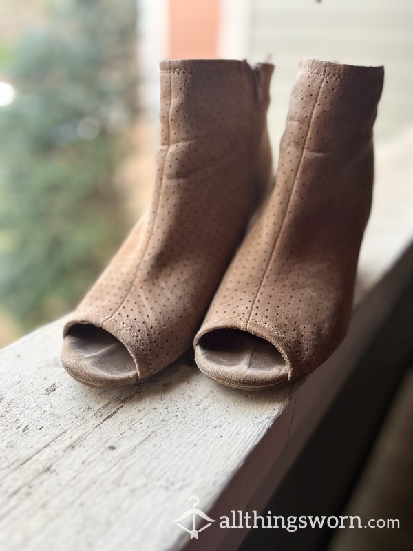 Well-Worn Leather Toeprint P**p-Toe Booties Sz 10