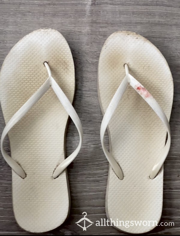 Well Worn Size 8.5 White Flip Flops