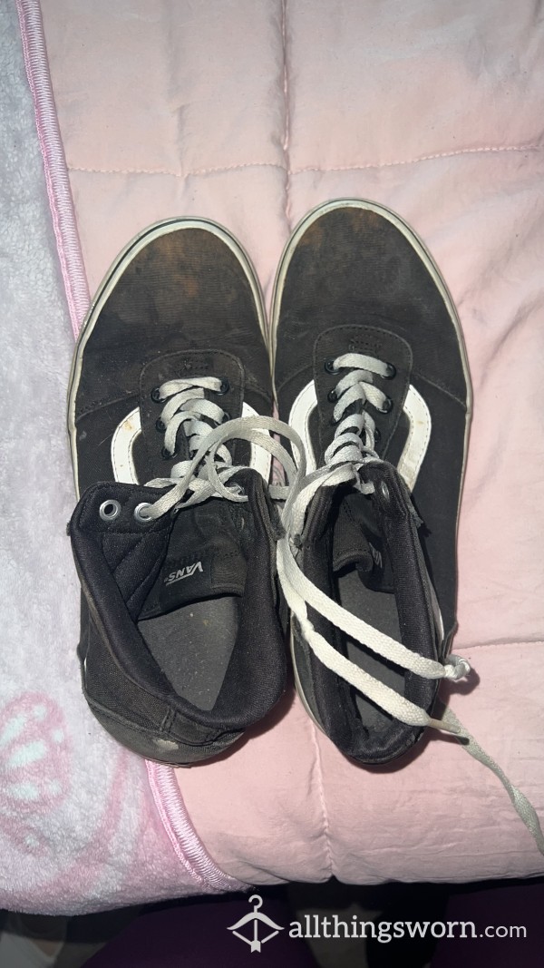 Smelly Well-Worn US 9 Black Sk*ter Shoes