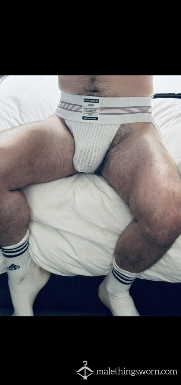 WHAT’S UNDER THE JOCK REVEALED…👀🍆