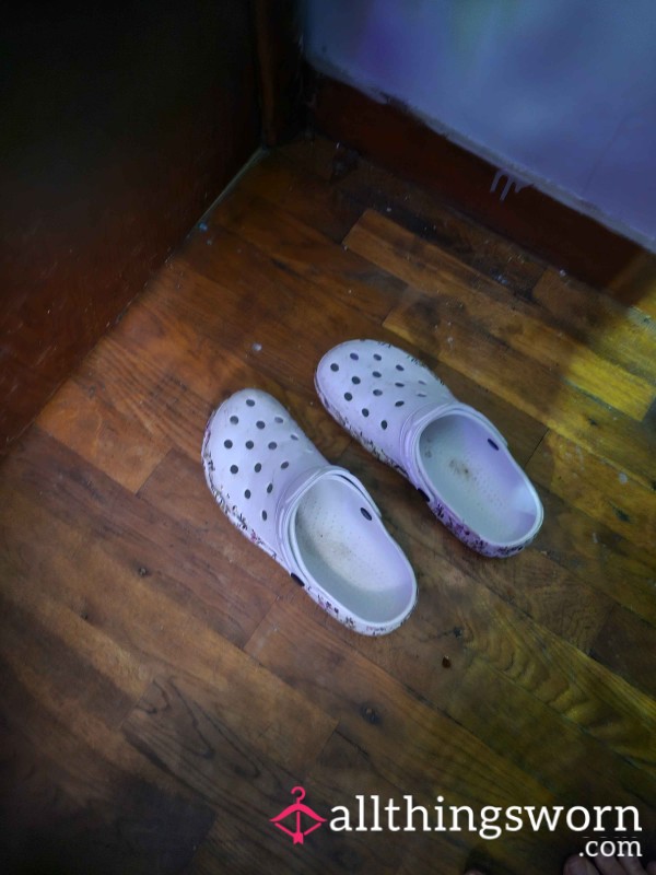 White And Flor*l Crocks Size 8