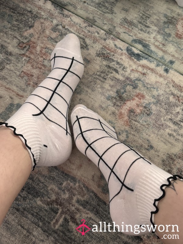 White Ankle Sockies With Column Pattern