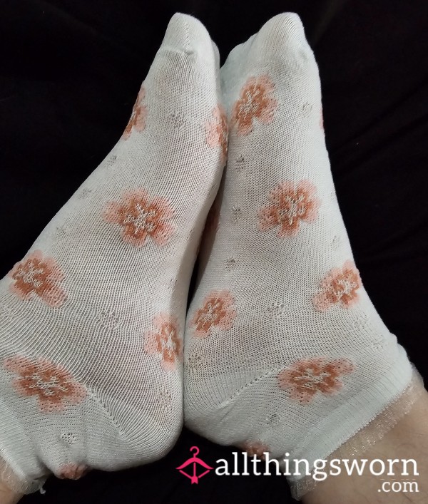 BBW White Ankle Socks With Pink Flowers And Lace Ruffle Cuff