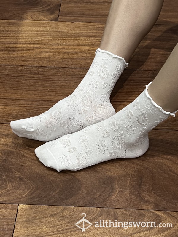 White Flor*l Textured Crew Socks O15