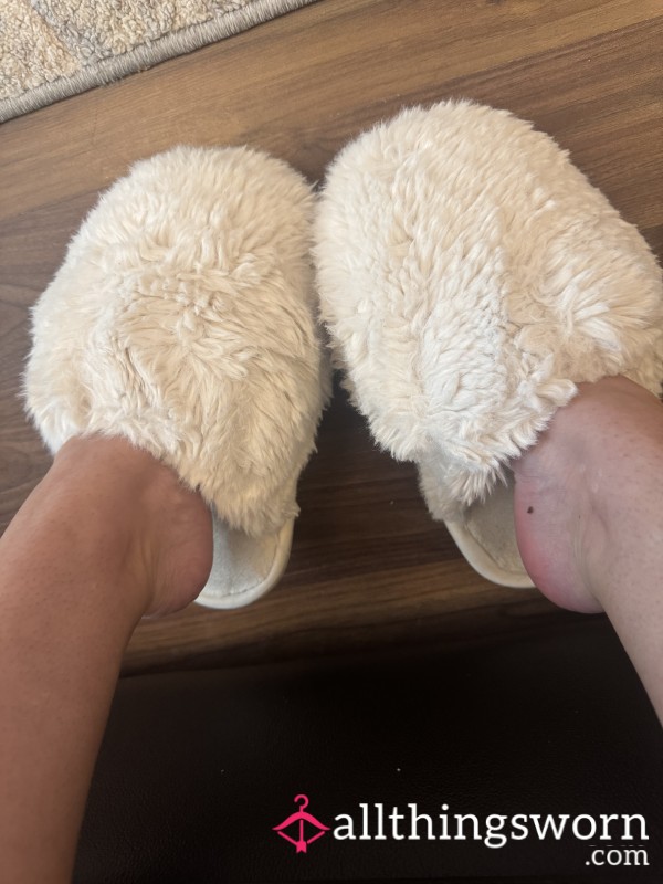 🤍 White Fluffy Slippers