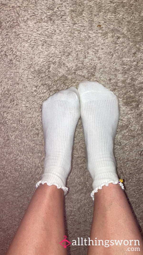 WHITE RUFFLED SOCKS