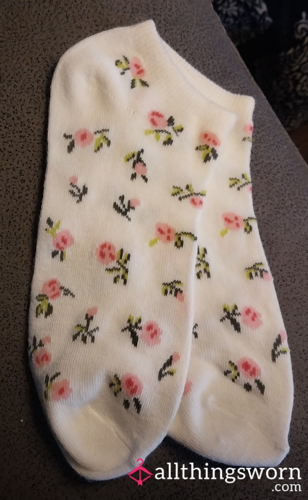 White With Pink Roses Ankle Socks