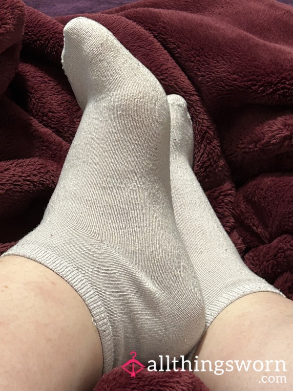 ~WHITE WORN THIN ANKLE SOCKS~