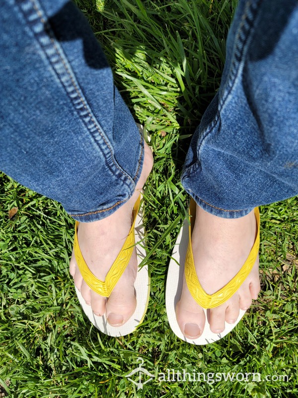 💛 White & Yellow Flip Flop Sandals, Size 8, Worn To Your Liking 💛