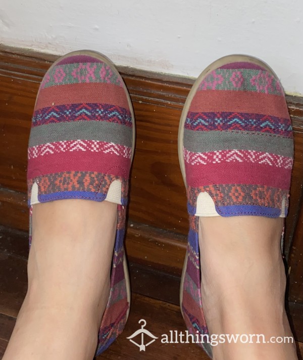 Woman’s 7.5 TOMS Style Shoe