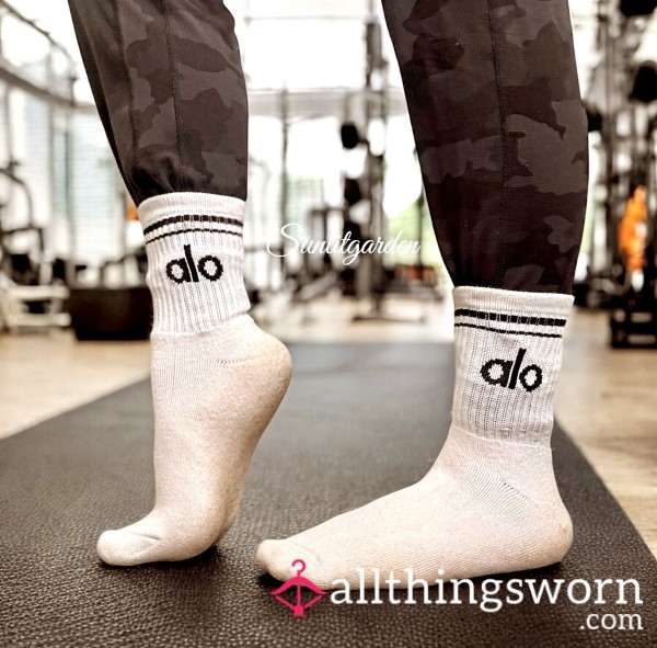 Very Worn Alo Yoga Crew Socks (white)