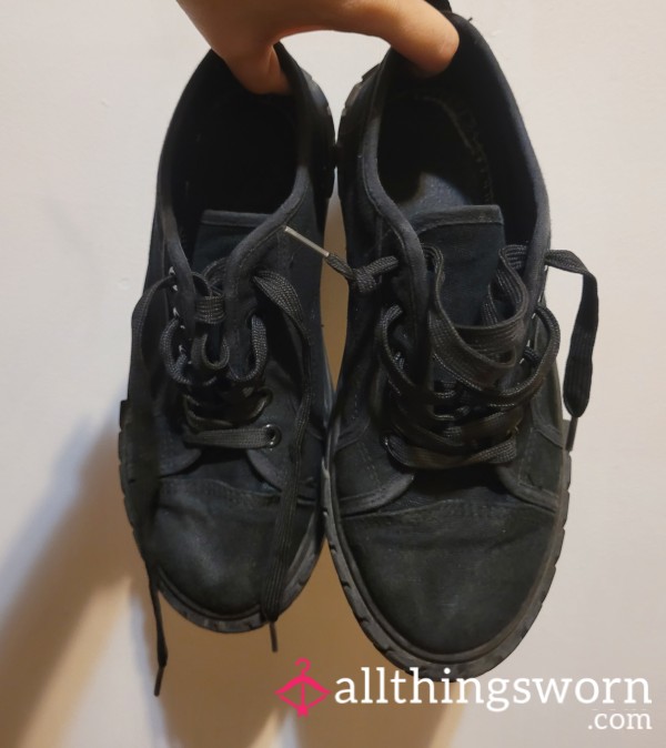 Worn Black No-name Trainers