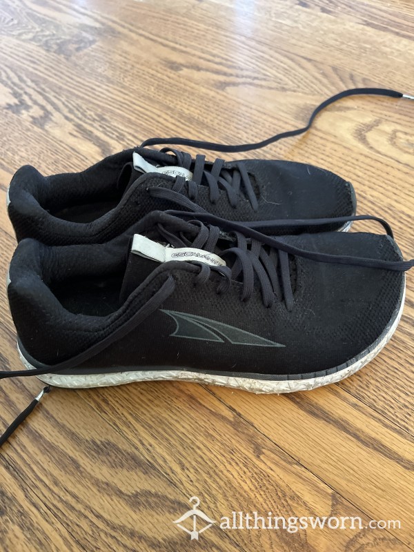 WORN BLACK RUNNING SHOES SZ 8