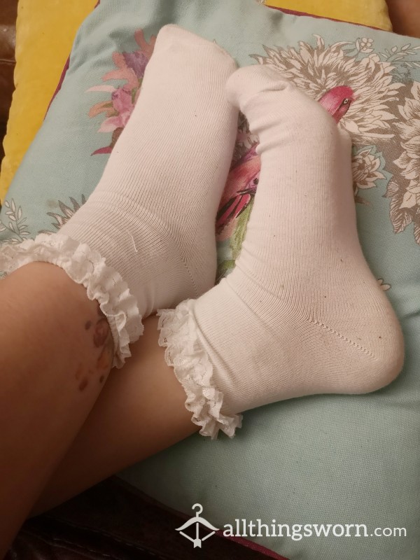 WHITE FRILLY CUTE ANKLE SOCKS