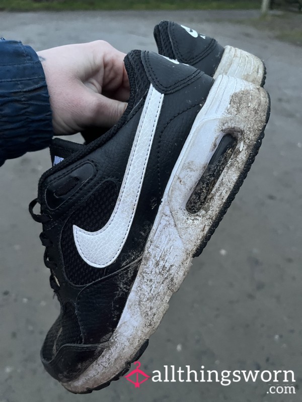 Stinky Mucky Nike Trainers 👟