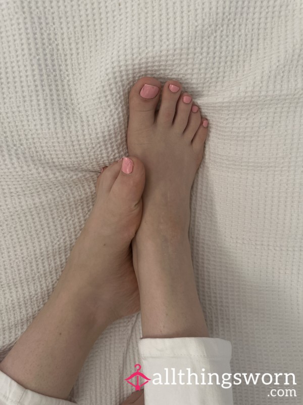 Worship My Feet And Toes While I Moisturise Them As I Ignore You. Face Can Be Included.