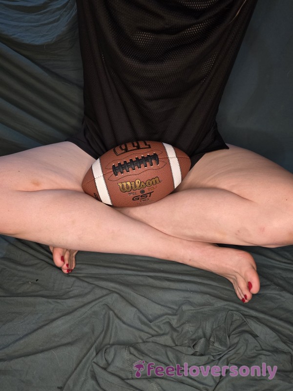 BarefootFootballBunny69