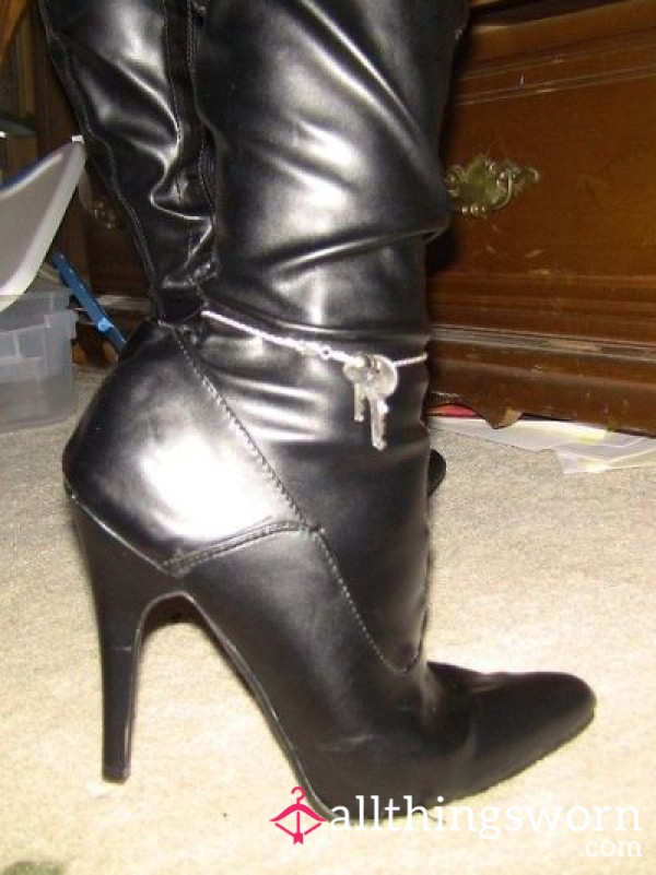 Shoeslaveinchastity